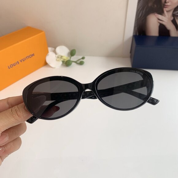 Louis Vuitton Women\'s Black Sunglasses main image 7